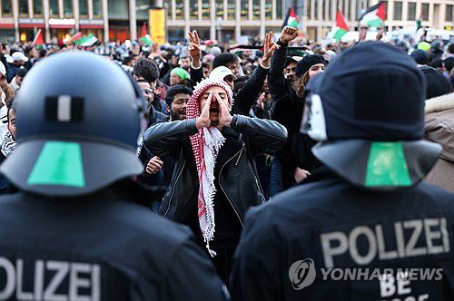 지난 15일 독일 베를린에서 팔레스타인인을 지지하는 시위에서 한 남성이 소리를 지르고 있다.  [로이터 연합뉴스 자료사진]