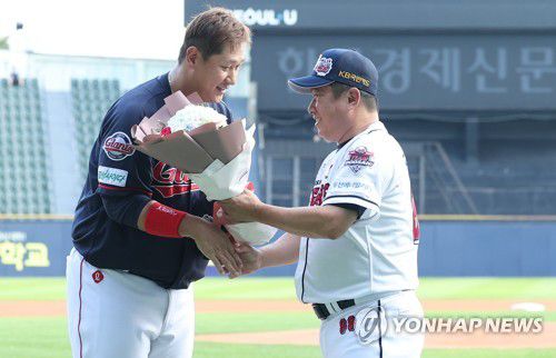 김태형 감독에게 꽃다발 받는 이대호(서울=연합뉴스) 이지은 기자 = 롯데 자이언츠의 이대호가 28일 오후 서울 잠실야구장에서 열린 은퇴 투어 행사에서 두산 김태형 감독에게 꽃다발을 받고 있다. 2022.7.28 jieunlee@yna.co.kr