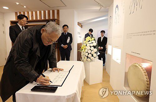 방명록 작성하는 유인촌 장관(서울=연합뉴스) 유인촌 문화체육관광부 장관이 20일 전북 남원 국립민속국악원을 방문, 고(故) 고은주, 김수연 민속국악원 무용단원 추모 공간에서 방명록을 작성하고 있다. 2023.10.20 [문화체육관광부 제공. 재판매 및 DB 금지] photo@yna.co.kr