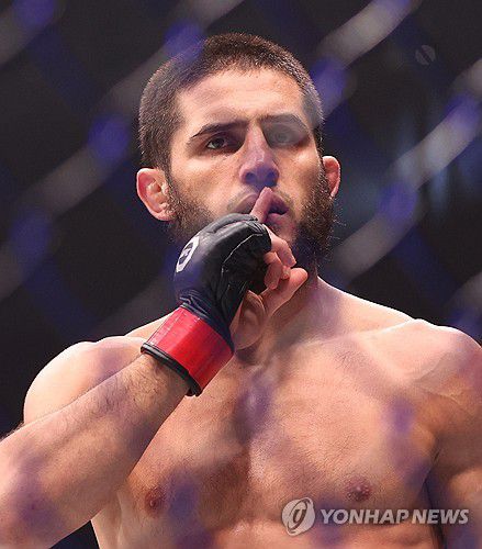 승리를 자축하는 마카체프[EPA=연합뉴스]