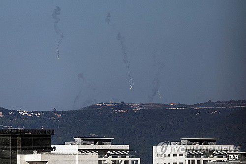 21일 레바논 접경 이스라엘 북부에 섬광탄이 떨어지고 있다.[로이터=연합뉴스]