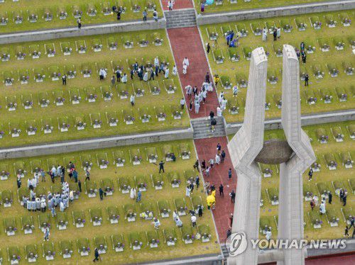 '기억하겠습니다'(광주=연합뉴스) 정회성 기자 = 5·18 민주화운동 43주년 기념식이 열린 18일 광주 북구 운정동 국립 5·18민주묘지에서 추모객들이 열사 묘소를 참배하고 있다. 2023.5.18 [공동취재] hs@yna.co.kr