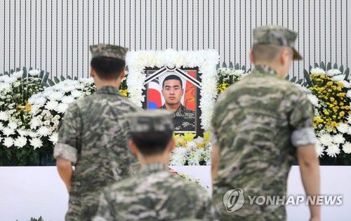 조문하는 해병대원(포항=연합뉴스) 손대성 기자 = 경북 예천 실종자 수색에 투입됐다가 숨진 고 채수근 상병의 분향소가 마련된 포항 해병대 1사단 내 김대식관에서 해병대원들이 조문하고 있다. 2023.7.20 sds123@yna.co.kr