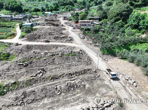 산사태 상처 남은 예천군(예천=연합뉴스) 윤관식 기자 = 8월 15일 경북 예천군 효자면 백석리에서 지난달 발생한 산사태 복구작업이 계속되고 있다. 2023.8.15 psik@yna.co.kr