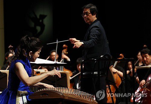 구슬픈 가야금소리(전주=연합뉴스) 나보배 기자 = 15일 2023 전주세계소리축제 개막식이 열리는 전주시 덕진구 한국소리문화의전당 모악당에서 문양숙의 가야금 소리가 울려 퍼지고 있다. 2023.9.15 warm@yna.co.kr