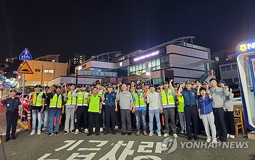 외국인 합동 자율 방범대 발대식(울산=연합뉴스) 지난 19일 오후 울산 동구에서 현대중공업 소속 외국인 근로자 69명이 참여하는 외국인 합동 자율방범대가 꾸려졌다. 2023.9.20 [울산 동부경찰서 제공. 재판매 및 DB 금지] jjang23@yna.co.kr