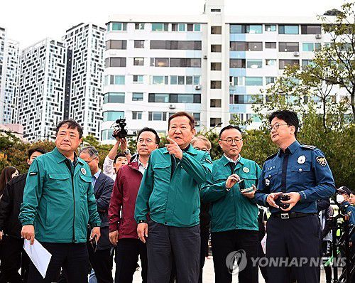 이상민 장관, 세계불꽃축제 현장 점검(서울=연합뉴스) 이상민 행정안전부 장관이 7일 오후 서울 여의도 한강공원을 찾아 2023 세계불꽃축제 준비현황 및 안전관리 준비사항을 점검하고 있다. 2023.10.7 [행정안전부 제공. 재판매 및 DB 금지] photo@yna.co.kr