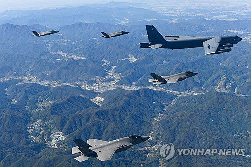한반도 상공 가르는 B-52H 전략폭격기와 F-35A 전투기(서울=연합뉴스) 17일 미국 공군의 B-52H 전략폭격기와 한국 공군의 F-35A 전투기들이 한반도 상공에서 한미 연합공중훈련을 실시하고 있다. 2023.10.17 [공군 제공. 재판매 및 DB 금지] photo@yna.co.kr