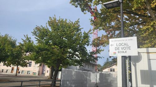 스위스 제네바의 투표소 안내 표지(제네바=연합뉴스) 안희 특파원 = 스위스 총선이 실시된 22일(현지시간) 제네바의 한 공립학교 부근에 투표소 안내 표지가 붙어 있다. prayerahn@yna.co.kr 2023.10.22.