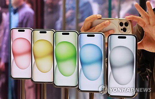 국내 공식 출시된 아이폰15 시리즈(서울=연합뉴스) 홍해인 기자 = 애플 아이폰 15 시리즈 및 애플 워치 국내 공식 출시일인 13일 서울 중구 명동 애플스토어에서 고객들이 제품을 살피고 있다. 2023.10.13 hihong@yna.co.kr