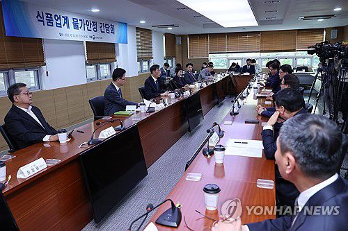 식품업계 만나 인사말하는 한훈 농식품부 차관(서울=연합뉴스) 신현우 기자 = 한훈 농림축산식품부 차관이 20일 오후 서울 서초구 한국식품산업협회에서 열린 가공식품 물가 안정화 관련 식품업계 간담회에 참석해 인사말하고 있다. 2023.10.20 nowwego@yna.co.kr