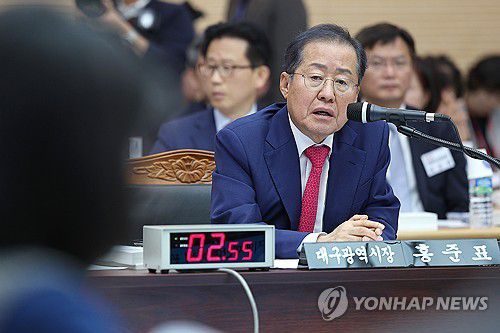 국감서 답변하는 홍준표 대구시장(대구=연합뉴스) 윤관식 기자 = 홍준표 대구시장이 23일 대구시청 산격청사에서 열린 국회 행정안전위원회의 대구시에 대한 국정감사에서 질의에 답변하고 있다. 2023.10.23 psik@yna.co.kr