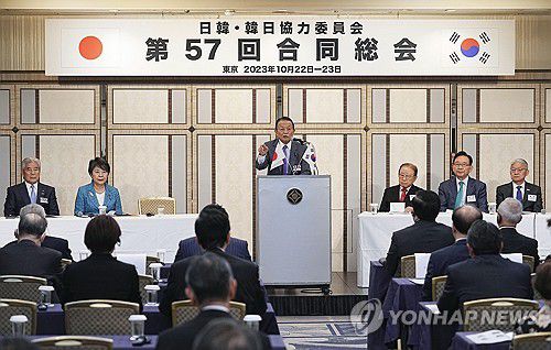 도쿄서 한일·일한협력위 합동총회(도쿄 교도=연합뉴스) 23일 도쿄 뉴오타니호텔에서 열린 한일·일한협력위원회 합동총회에서 일한협력위원회장인 아소 다로 자민당 부총재가 발언하고 있다. 2023.10.23 photo@yna.co.kr