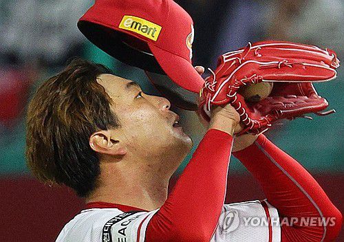 김광현, '잘 안풀리네'(인천=연합뉴스) 한종찬 기자 = 23일 인천 SSG랜더스필드에서 열린 프로야구 준플레이오프 SSG랜더스와 NC 다이노스의 2차전 경기. 2회초 2사 1루에서 연속 볼넷을 허용한 SSG 선발 김광현이 생각에 잠겨있다. 2023.10.23 saba@yna.co.kr