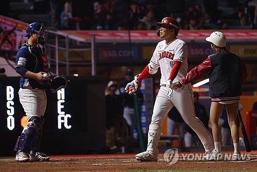 붐업~ '환호하는 한유섬'(인천=연합뉴스) 김도훈 기자 = 23일 인천 SSG랜더스필드에서 열린 프로야구 준플레이오프 NC다이노스와 SSG랜더스의 2차전 경기. 6회말 1사 SSG 한유섬이 솔로홈런을 쳐낸 뒤 홈에서 관중들의 호응을 유도하고 있다. 2023.10.23 superdoo82@yna.co.kr