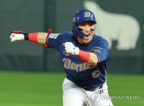 손아섭, '승리가 보인다'(인천=연합뉴스) 한종찬 기자 = 23일 인천 SSG랜더스필드에서 열린 프로야구 준플레이오프 SSG랜더스와 NC 다이노스의 2차전 경기. 8회 초 1사 2루에서 NC 손아섭이 2타점 2루타를 쳐낸 뒤 기뻐하고 있다. 2023.10.23 saba@yna.co.kr