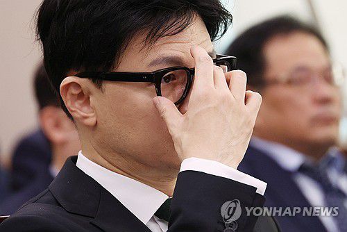 국감 출석한 한동훈 장관(서울=연합뉴스) 신준희 기자 = 11일 국회에서 열린 법제사법위원회 국정감사에 출석한 한동훈 법무장관이 안경을 고쳐쓰고 있다. 2023.10.11 hama@yna.co.kr