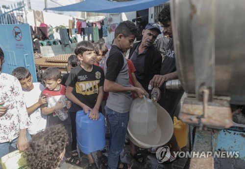물 공급받기 위해 줄 선 가자지구 주민들(가자지구 EPA=연합뉴스) 가자지구 남부 칸 유니스 난민촌 주민들이 22일(현지시간) 물을 공급받기 위해 줄을 서고 있다. 이스라엘과 팔레스타인 무장 정파 하마스가 간 전쟁이 발발한 이래 양측에서 6천명 이상이 사망했다. 2023.10.23 besthope@yna.co.kr
