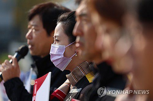 아시아나항공 노조 '대한항공 독점 강화, 아시아나항공 해체 멈춰라'(서울=연합뉴스) 김도훈 기자 = 24일 오전 정부서울청사 앞에서 민주노총 공공운수노조 및 아시아나항공 노조 조합원들이 대한항공의 아시아나 슬롯 반납 및 화물사업 분리매각 추진 규탄 기자회견을 하고 있다.      이들은 대한항공이 유럽, 미국, 일본의 기업결합심사를 위해 화물사업 분리매각 방식으로 아시아나항공 항공기와 인력을 줄이고, 아시아나항공의 슬롯(공항 이착륙 횟수) 반납을 추진하고 있다며 "대한항공과의 아시아나항공 합병은 국익이나 국민의 편의, 항공산업의 발전을 위한 것이 아니다"라며 "합병의 목표는 결국 아시아나항공 해체"라고 규탄했다. 2023.10.24 superdoo82@yna.co.kr