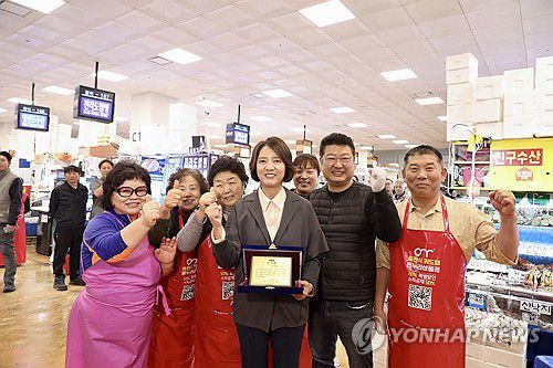 노량진수산시장 방문한 이영 장관(서울=연합뉴스) 이영 중소벤처기업부 장관이 24일 서울 동작구 노량진수산시장을 방문해 상인회로부터 감사패를 수여 받은 후 기념 촬영을 하고 있다. 2023.10.24 [중소벤처기업부 제공. 재판매 및 DB 금지] photo@yna.co.kr