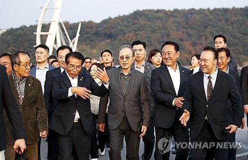 이명박 전 대통령, 강천보 걷기행사 참석    (여주=연합뉴스) 서대연 기자 = 이명박 전 대통령이 25일 오후 경기도 여주 한강문화관 인근에서 강천보를 걷고 있다.      강천보는 이 전 대통령 재임 시절 조성한 4대강 16개 보 중 하나다. 2023.10.25 [공동취재]     dwise@yna.co.kr