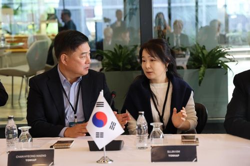 OANA 이사회 참석한 맹찬형 콘텐츠비즈국장(왼쪽), 김수진 차장 등 연합뉴스 대표단[OANA 제공. 재판매 및 DB 금지]