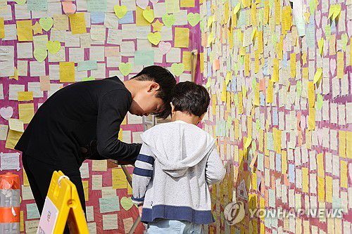 참사 1주기 앞두고 현장 찾은 가족(서울=연합뉴스) 신현우 기자 = 이태원 참사 1주기를 일주일 앞둔 22일 서울 용산구 이태원 참사 골목에 설치된 '10.29 이태원 참사 기억의 길'에서 한 형제가 추모 메시지를 적고 있다. 2023.10.22 nowwego@yna.co.kr