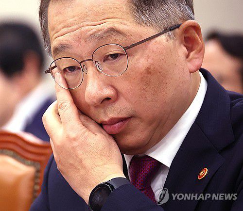 종합감사 출석한 해수부 장관(서울=연합뉴스) 신준희 기자 = 25일 국회에서 열린 농림축산식품해양수산위원회의 해양수산부 및 소관 기관 종합감사에서 조승환 해양수산부 장관이 생각에 잠긴 듯한 표정을 짓고 있다. 2023.10.25 hama@yna.co.kr