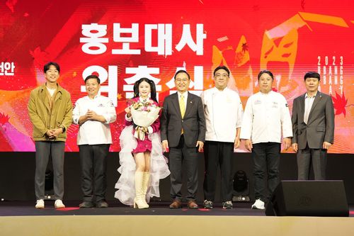 기념촬영하는 김다현(왼쪽 3번째)과 박상돈 천안시장(왼쪽 4번째)[천안시 제공. 재판매 및 DB 금지]