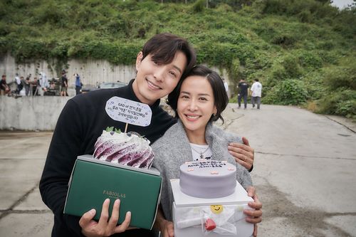 영화 '인터뷰' 주연 배우 조여정(오른쪽)과 정성일[에이투지엔터테인먼트]