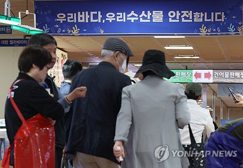 '우리 수산물 안전합니다'(서울=연합뉴스) 김성민 기자 = 일본 도쿄전력이 후쿠시마 오염수 2차 해양 방류를 시작한 5일 오후 서울 동작구 노량진수산시장에 '우리 수산물이 안전하다'는 내용의 현수막이 걸려 있다. 2023.10.5 ksm7976@yna.co.kr