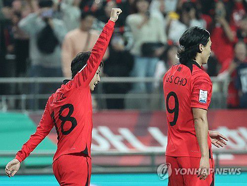 두 번째 골 이강인, 주먹불끈(서울=연합뉴스) 박동주 기자 = 13일 서울 마포구 서울월드컵경기장에서 열린 축구대표팀 평가전 한국과 튀니지의 경기.     한국의 이강인이 두 번째 골을 넣고 기뻐하고 있다. 2023.10.13 pdj6635@yna.co.kr