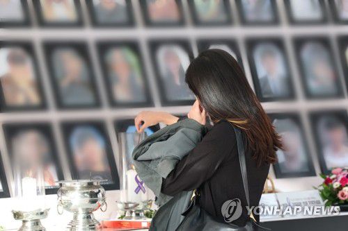 1주기 앞두고 분향소 찾은 시민(서울=연합뉴스) 신현우 기자 = 이태원 참사 1주기를 일주일 앞둔 22일 서울시청 앞에 마련된 참사 희생자 합동분향소에서 한 시민이 희생자를 추모하고 있다. 2023.10.22 nowwego@yna.co.kr