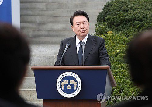 박정희 전 대통령 추도사하는 윤석열 대통령(서울=연합뉴스) 진성철 기자 = 윤석열 대통령이 26일 서울 동작구 국립서울현충원 박정희 전 대통령 묘역에서 열린 박 전 대통령 서거 제44주기 추도식에서 추도사를 하고 있다.   2023.10.26  [대통령실통신사진기자단] zjin@yna.co.kr