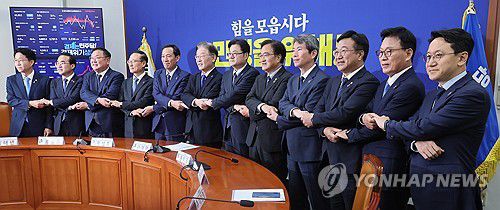 더불어민주당 전·현직 원내대표 간담회(서울=연합뉴스) 이정훈 기자 = 더불어민주당 이재명 대표가 26일 국회에서 열린 전·현직 원내대표 간담회에서 기념 촬영을 하고 있다. 왼쪽부터 조정식 사무총장, 박홍근·김태년·홍영표·우상호 전 원내대표, 이 대표, 홍익표 원내대표, 우원식·이인영·윤호중·박광온 전 원내대표, 천준호 대표비서실장. 2023.10.26 uwg806@yna.co.kr