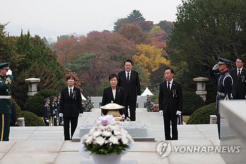 박근혜 전 대통령, 윤 대통령과 함께 부친 묘소 참배(서울=연합뉴스) 진성철 기자 = 박근혜 전 대통령이 26일 서울 동작구 국립서울현충원 박정희 전 대통령 묘역에서 박 전 대통령 서거 제44주기 추도식을 마치고 윤석열 대통령과 함께 묘소를 참배하고 있다.   2023.10.26  [대통령실 제공. 재판매 및 DB 금지] zjin@yna.co.kr