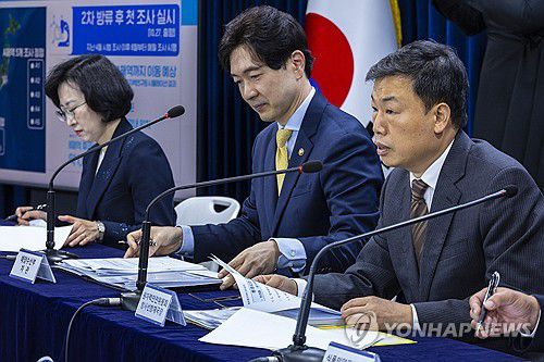 후쿠시마 오염수 방사능 물질 관련 데이터 설명(서울=연합뉴스) 황광모 기자 = 신재식 원자력안전위원회 방사선방재국장이(오른쪽)이 27일 오전 서울 종로구 정부서울청사에서 열린 후쿠시마 원전 오염수 방류 관련 정례 브리핑에 참석해 일본 현지의 오염수 방류와 관련한 방사능 물질 데이터에 대해 설명하고 있다. 2023.10.27 hkmpooh@yna.co.kr