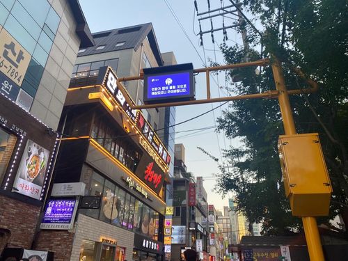 핼러윈을 앞둔 토요일인 28일 저녁 서울 강남역 거리에 설치된 인파안내 전광판[촬영 계승현]