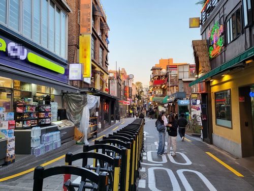 핼러윈을 앞둔 토요일인 28일 저녁 이태원 거리에 설치된 안전펜스[촬영 장보인]