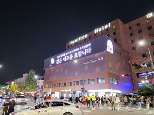 참사 1주기를 앞둔 28일 이태원 해밀톤호텔에 내걸린 추모 메시지[촬영 장보인]