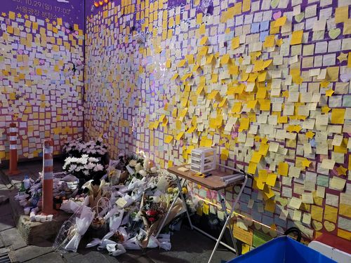 참사 1주기를 앞둔 28일 이태원 추모의 벽에 놓인 꽃다발과 추모 메시지[촬영 장보인]