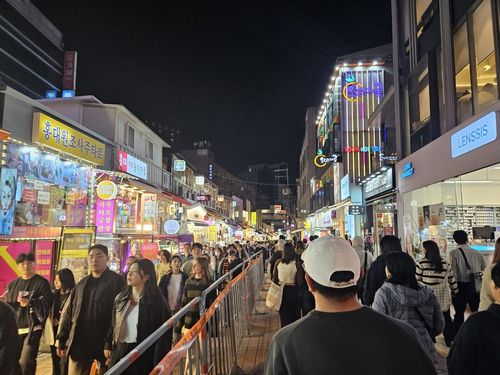 핼러윈을 앞둔 토요일인 28일 저녁 안전펜스를 사이에 두고 우측통행 하는 시민들[촬영 박형빈]