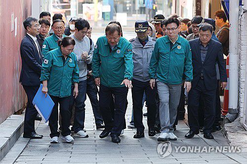 이태원 참사 현장 찾은 이상민 장관(서울=연합뉴스) 신현우 기자 = 이상민 행정안전부 장관이 28일 오전 서울 용산구 이태원 참사 현장에 마련된 '10·29 기억과 안전의 길'을 방문해 현장을 점검하고 있다. 2023.10.28 nowwego@yna.co.kr