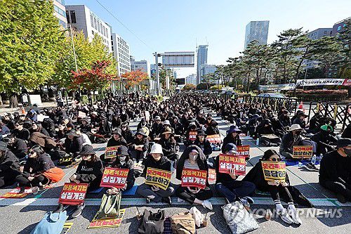 국회 앞에 다시 모인 교사들(서울=연합뉴스) 신현우 기자 = 28일 오후 서울 여의도 국회 앞에서 교사들이 아동복지법 개정을 촉구하고 있다. 2023.10.28 nowwego@yna.co.kr