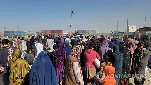 아프가니스탄으로 돌아가기 위해 국경에서 대기하는 파키스탄 거주 아프간 이주자들 [EPA 연합뉴스 자료사진. 재판매 및 DB 금지]