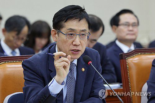 답변하는 김주현 금융위원장(서울=연합뉴스) 신현우 기자 = 김주현 금융위원장이 27일 국회에서 열린 정무위원회 국정감사에서 의원 질의에 답하고 있다. 2023.10.27 nowwego@yna.co.kr