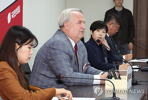 인사말 하는 인요한 국민의힘 혁신위원장(서울=연합뉴스) 최재구 기자 = 인요한 국민의힘 혁신위원장이 27일 서울 여의도 중앙당사에서 열린 혁신위원회 첫 회의에서 인사말을 하고 있다. 2023.10.27 jjaeck9@yna.co.kr