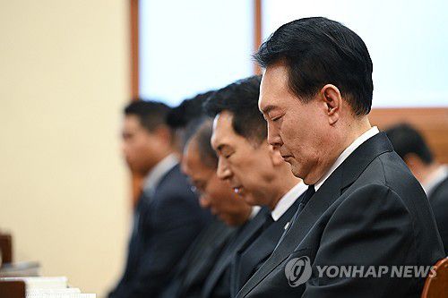 윤석열 대통령, 이태원 참사 1주기 추도 예배 참석(서울=연합뉴스) 진성철 기자 = 윤석열 대통령이 29일 서울 성북구 영암교회에서 열린 이태원 참사 1주기 추도 예배에서 기도하고 있다. 이날 추도예배에는 국민의힘 김기현 대표, 윤재옥 원내대표, 추경호 부총리, 이상민 행정안전부 장관 등도 함께 했다.  2023.10.29   [대통령실 제공. 재판매 및 DB 금지] zjin@yna.co.kr