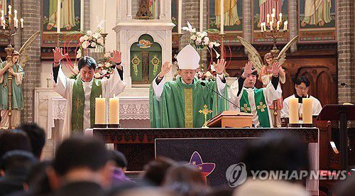 이태원 참사 1주기 추모 미사 거행(서울=연합뉴스) 김인철 기자 = 29일 서울 중구 명동대성당에서 유경촌 주교와 교구 사제단이 이태원 참사 1주기 추모 미사를 공동집전하고 있다. 2023.10.29 yatoya@yna.co.kr