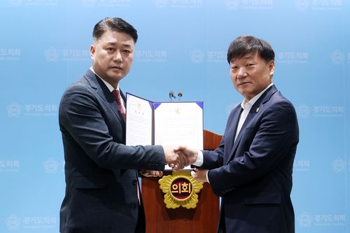 정례회 운영 합의한 경기도의회 여야(수원=연합뉴스) 30일 경기도의회 국민의힘 김정호 대표의원(왼쪽)과 민주당 남종섭 대표의원이 제372회 정례회 운영에 관한 합의문에 서명한 뒤 악수하고 있다. 2023.10.30 [경기도의회 제공. 재판매 및 DB 금지]